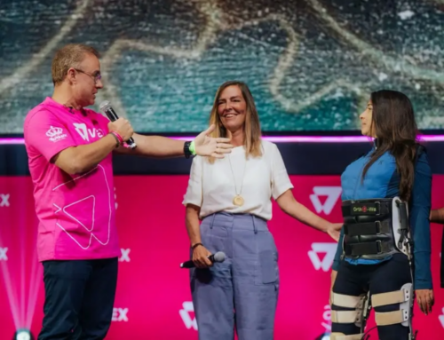 Lais Souza aparece de pé em público pela primeira vez após acidente