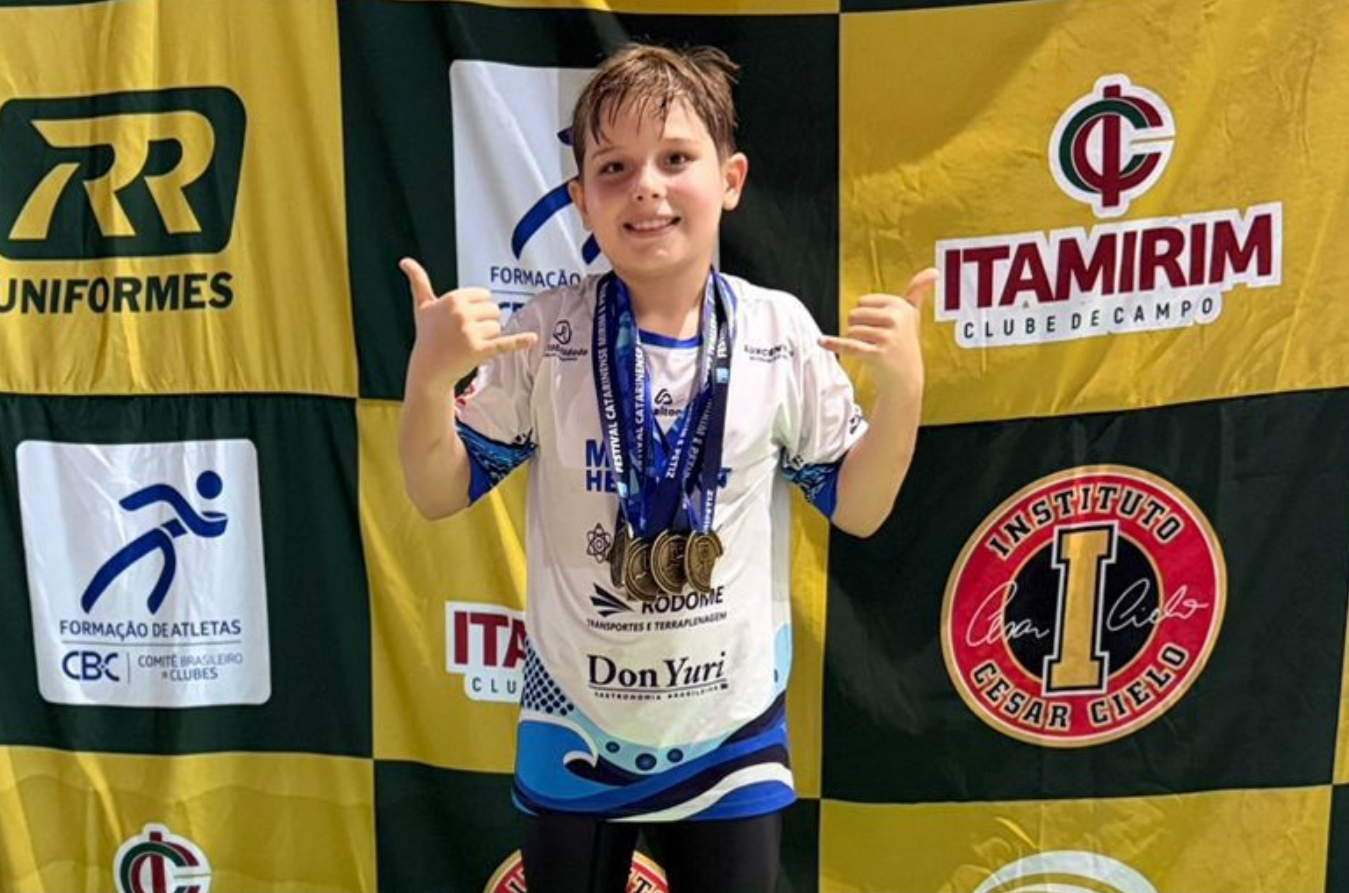 Menino de 8 anos de Joinville conquista 6 ouros em um dia