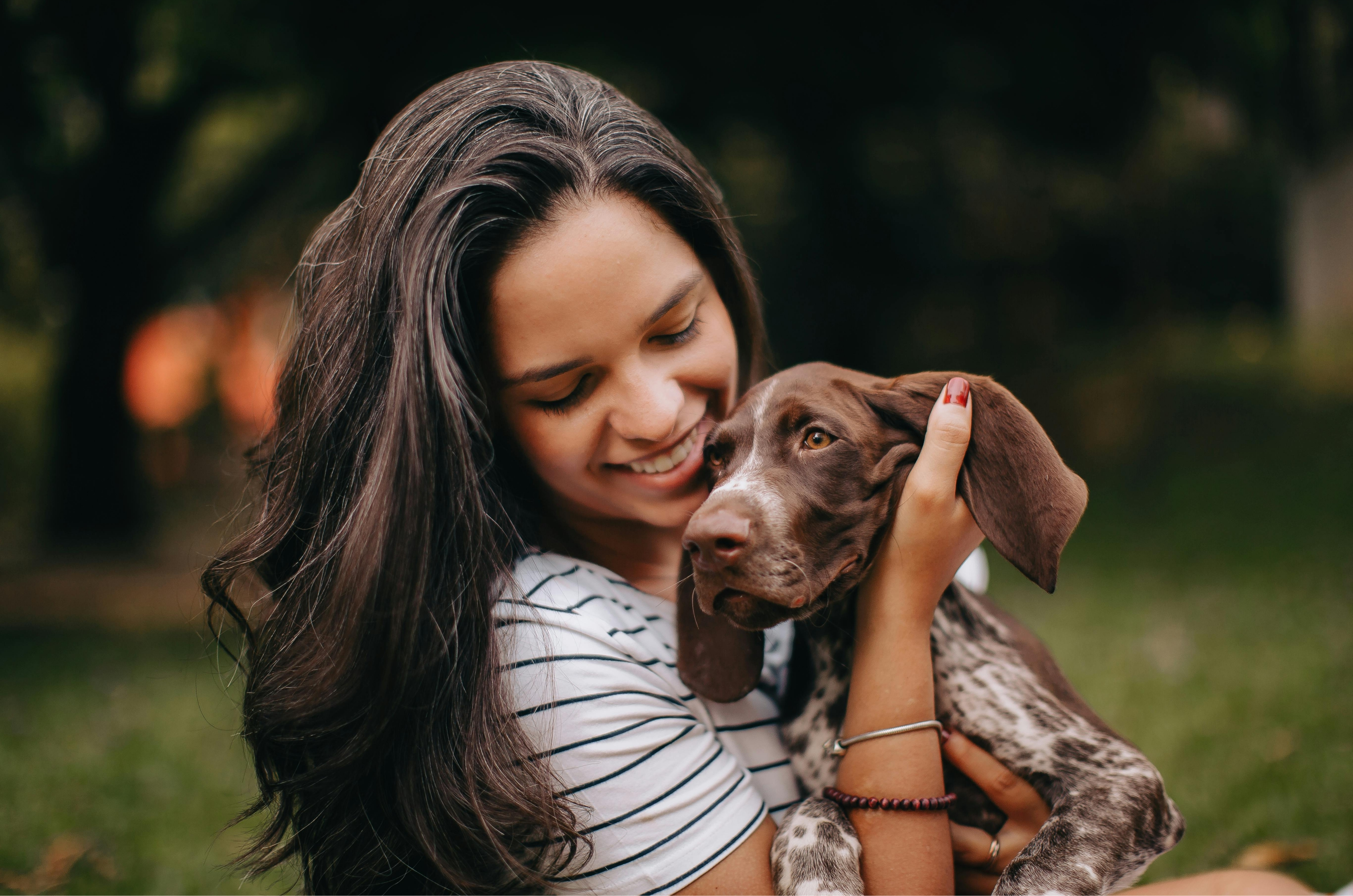 Mulheres adotam mais pets no Brasil — mas enfrentam desafios crescentes