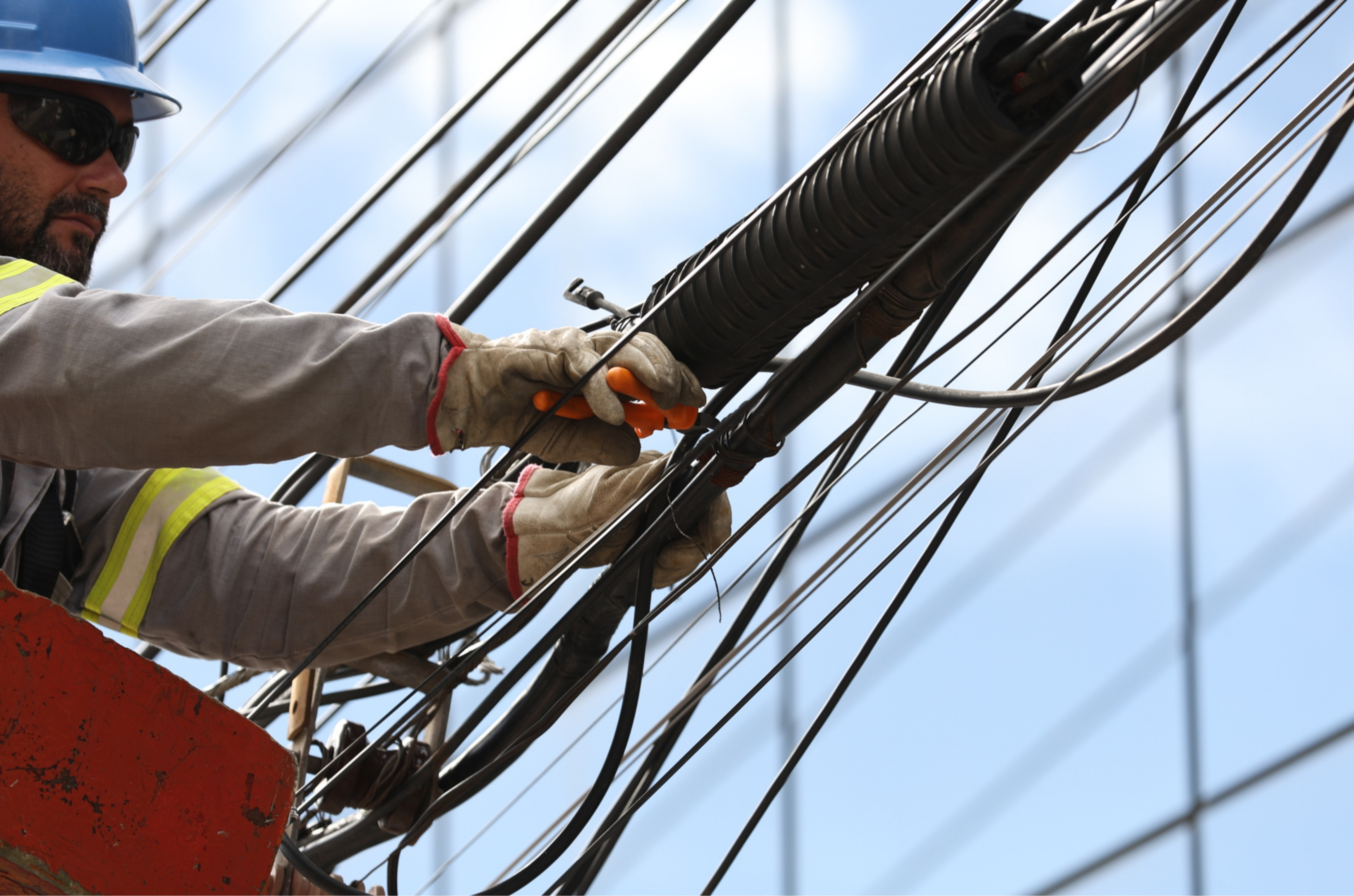 Mutirão remove 3,5 km de fios e transforma rua inteira