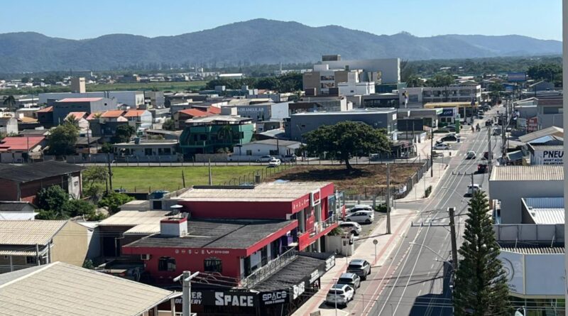 Interdição de rua altera acesso ao aeroporto e hospital em Navegantes