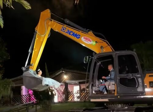 Noiva chega de escavadeira e casamento viraliza na internet