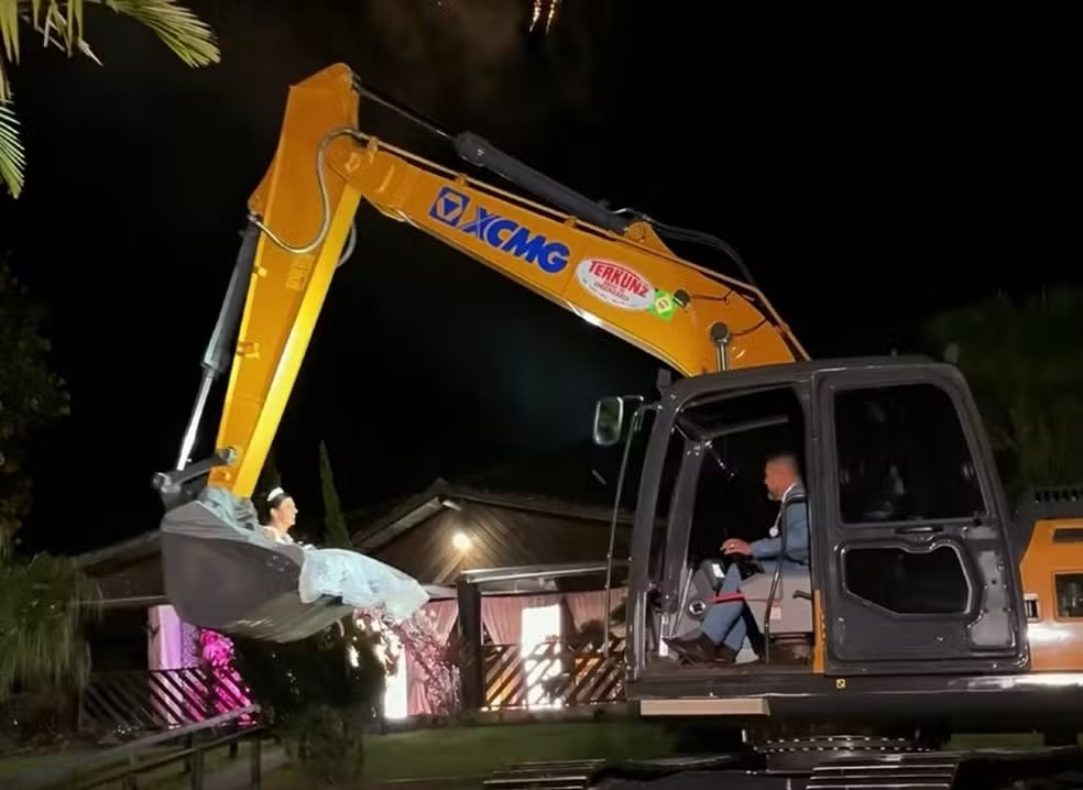 Noiva chega de escavadeira e casamento viraliza na internet