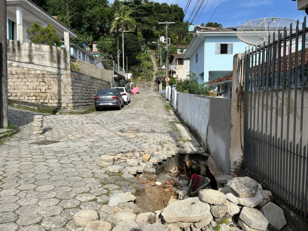 Obra com detonação interdita rua em São José por até 40 dias