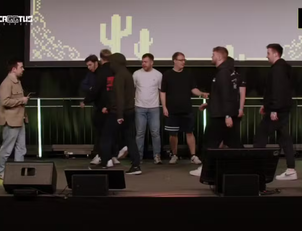 Jogador de CS2 agride rival no palco e é banido por 10 anos