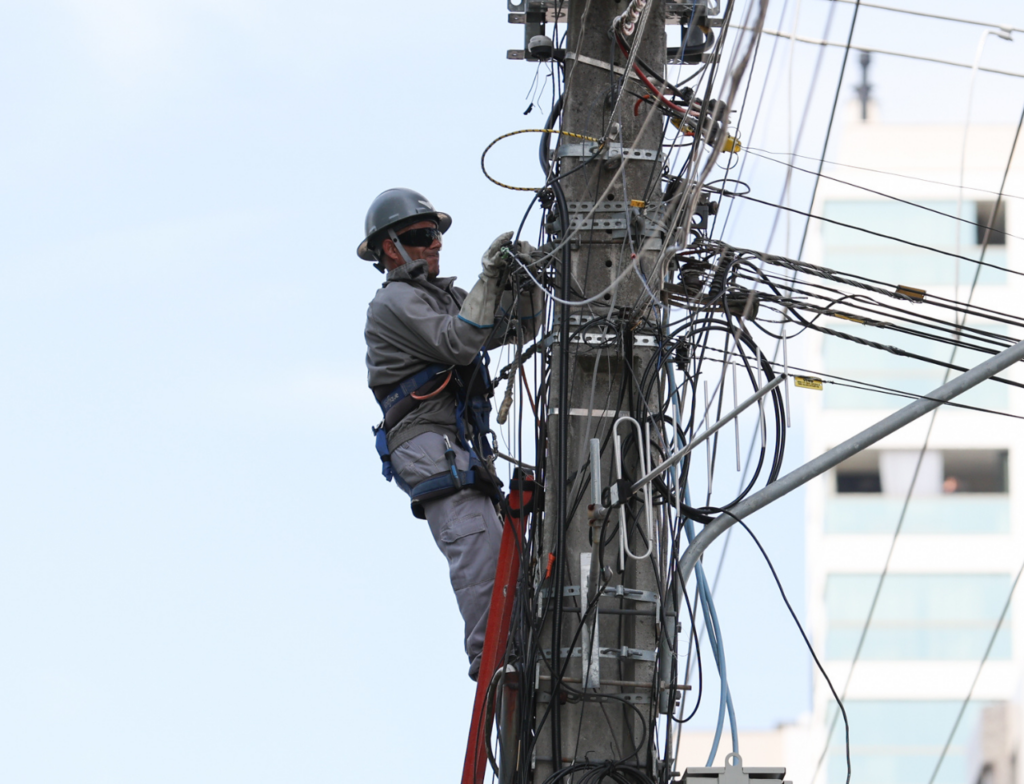 Mutirão retira 8 mil metros de cabos irregulares em Tubarão