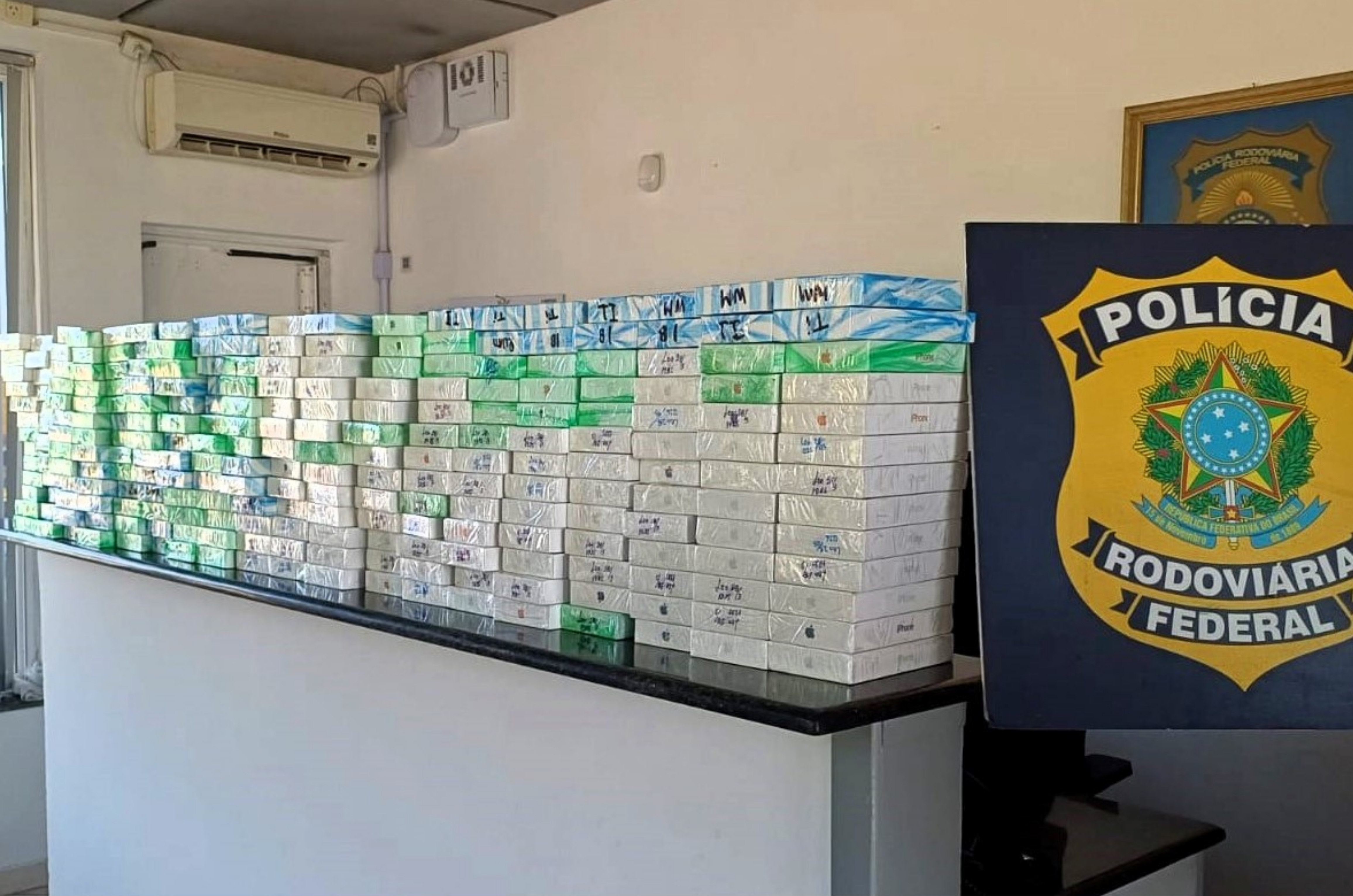 PRF apreende carga milionária de iPhones na BR-101