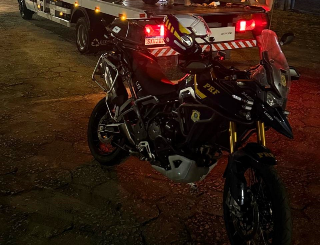 PRF flagra motos de alta cilindrada e prende três na BR-101