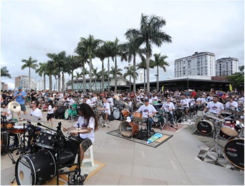 Palhoça Drum Fest reúne 200 bateristas em grande show coletivo