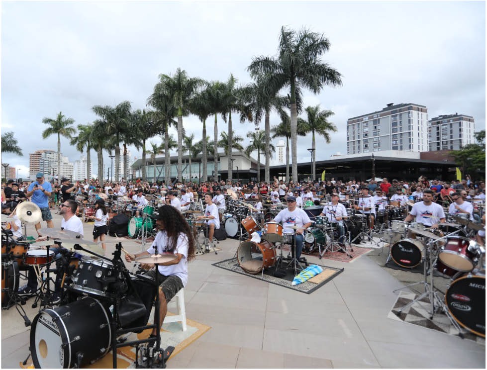 Palhoça Drum Fest reúne 200 bateristas em grande show coletivo
