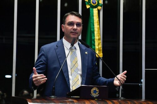 Pesquisa aponta Flávio Bolsonaro à frente de Lula em cenário de 2º turno