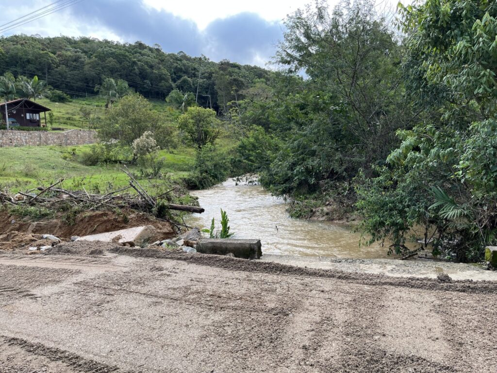 Ponte é recuperada em menos de 24h após chuva em São José