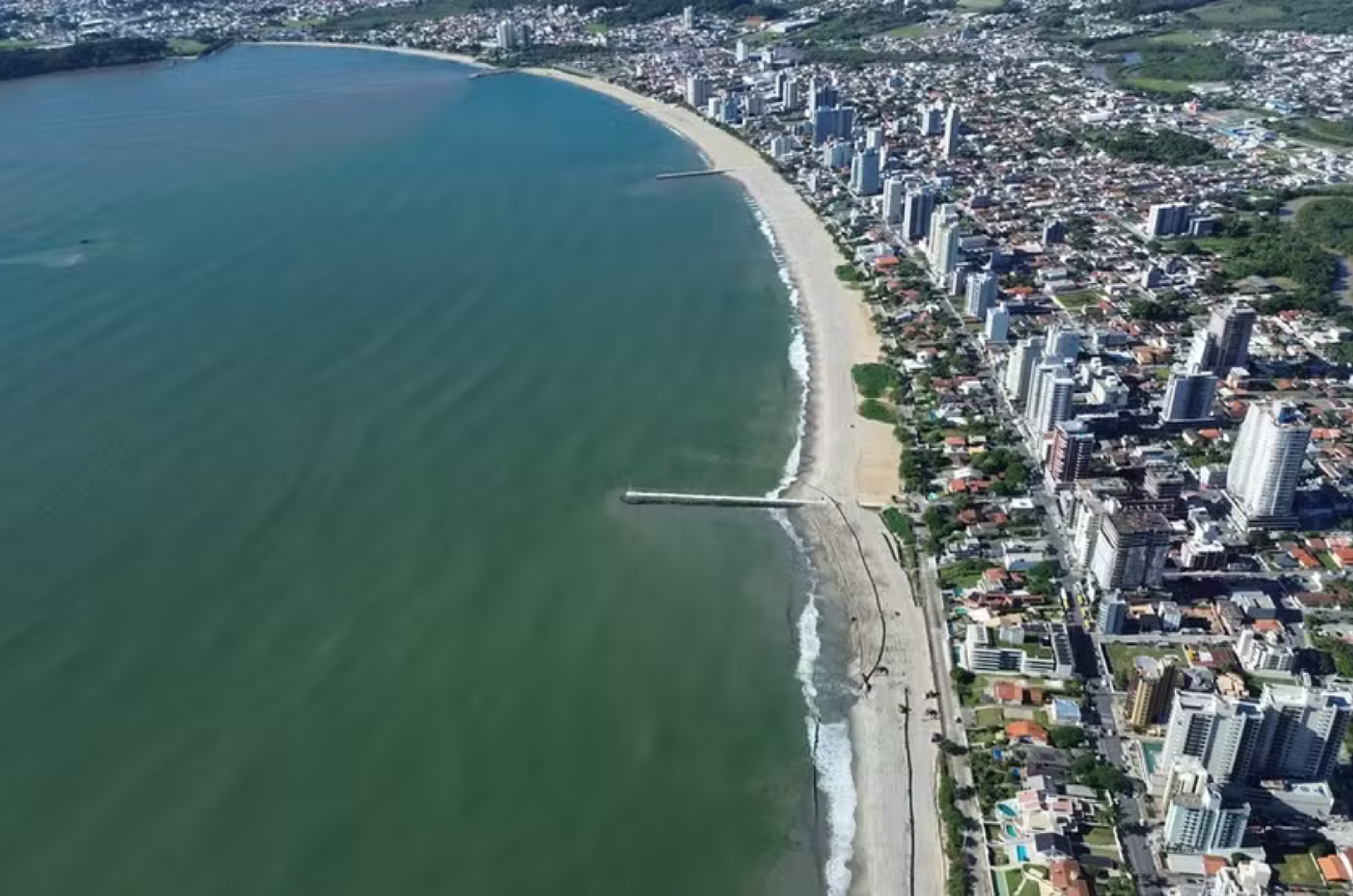 Praia de Santa Catarina ganha nova faixa de areia após obra milionária