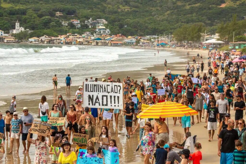Protesto reúne moradores contra postes na Praia Central de Garopaba