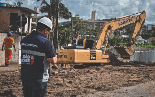Rua é interditada em São José para obra contra alagamentos