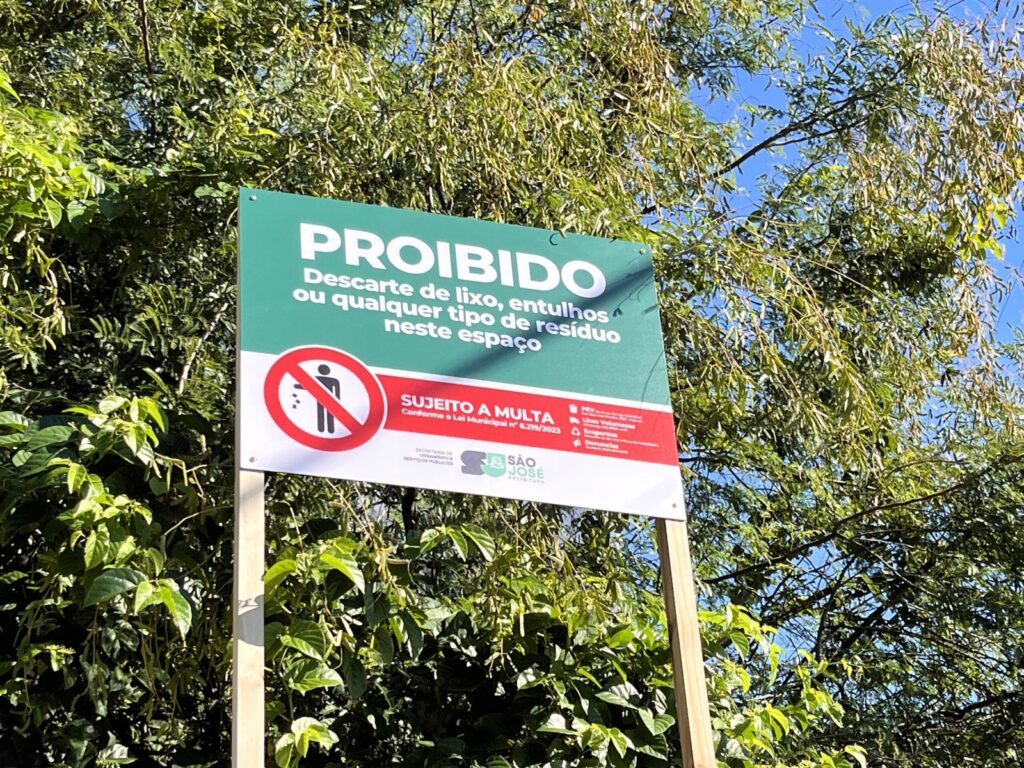 São José instala placas e reforça combate ao descarte irregular de lixo