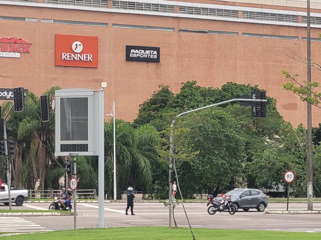 Semáforos apagados causam bloqueios em avenida de Florianópolis