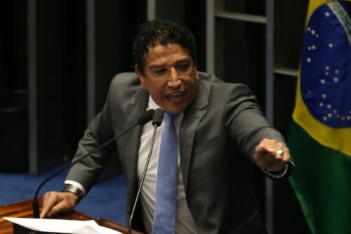 Senador Magno Malta passa mal e é levado às pressas ao hospital