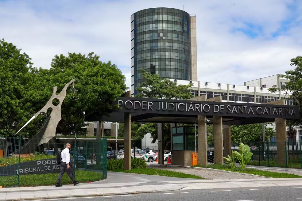 TJSC abre concurso com salários de até R$ 10 mil