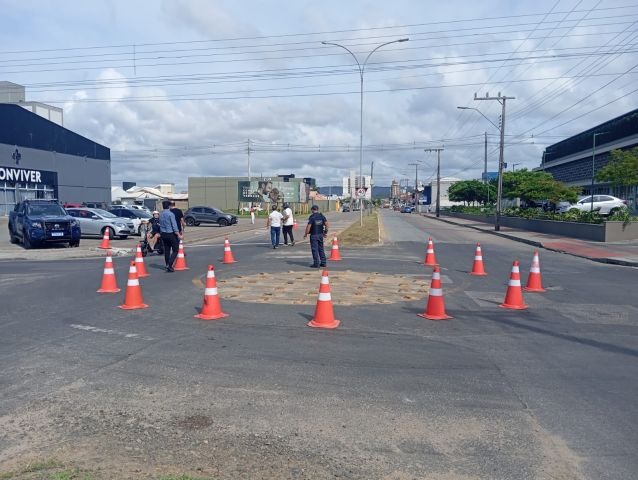 Teste em rótula busca reduzir acidentes em Tubarão
