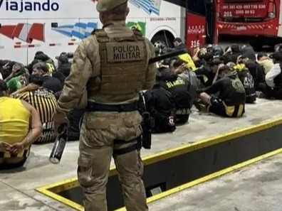 Torcedores do Peñarol são cercados pela PM após furto em SC