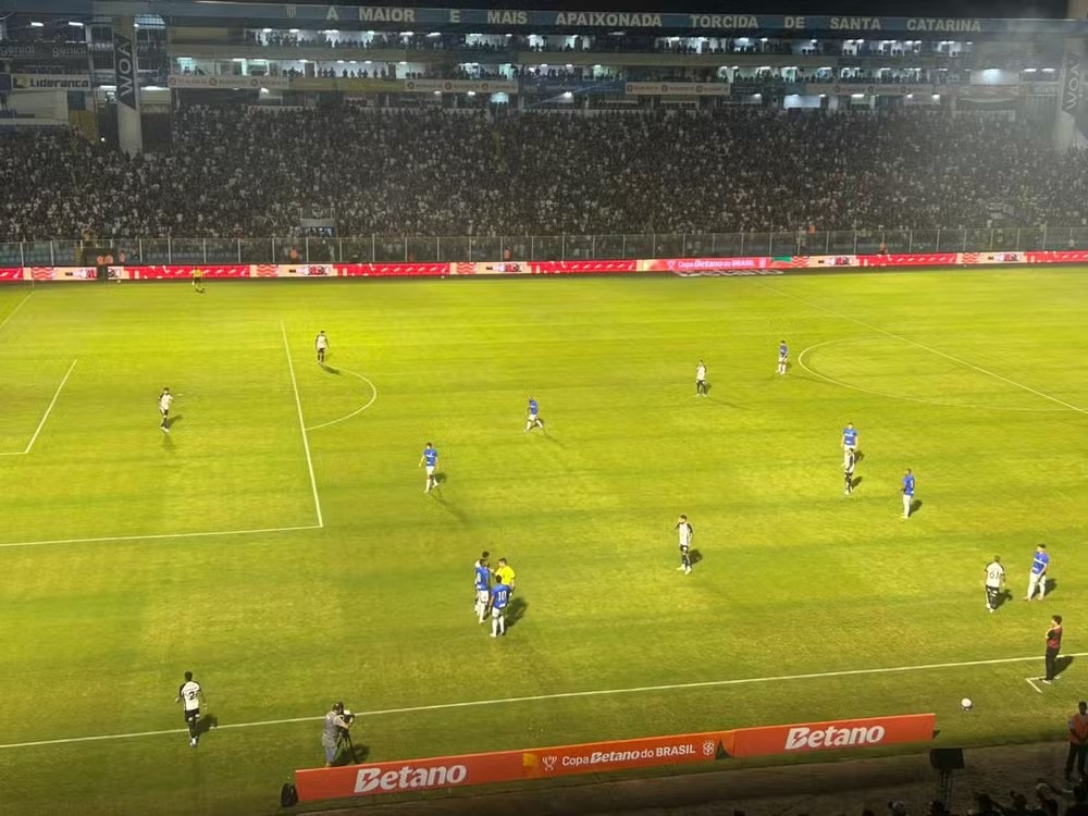 Torcida do Corinthians detona PM em Florianópolis