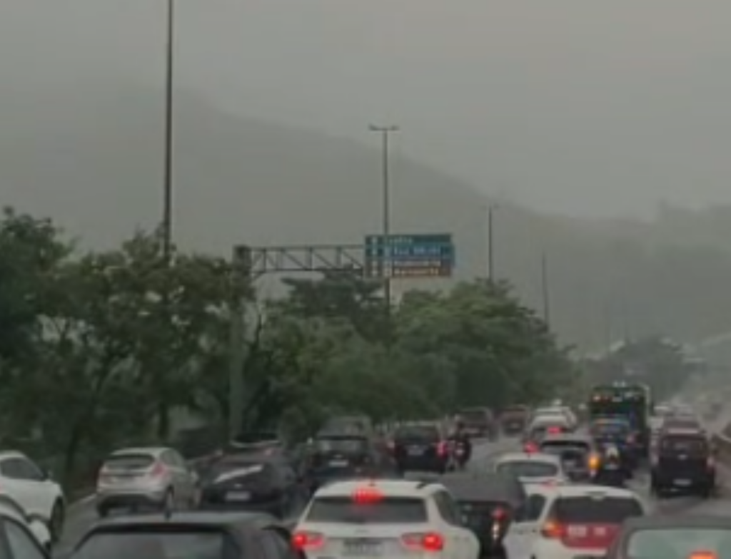 Trânsito intenso marca manhã chuvosa em Florianópolis