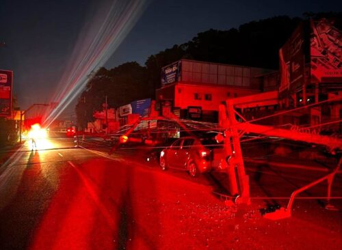 Veículo derruba três postes em avenida de Camboriú