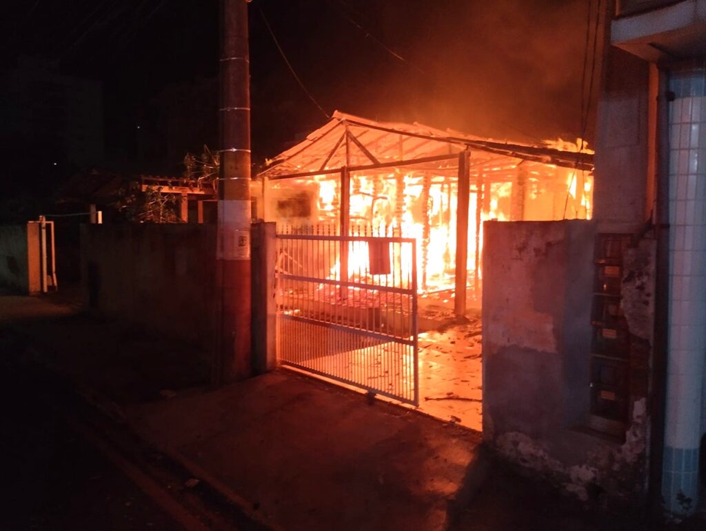Residência em reforma é totalmente destruída por incêndio no Centro de Navegantes
