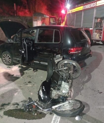 Motociclista morre e mulher fica presa nas ferragens após colisão entre motocicleta e automóvel em Tubarão
