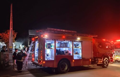 Incêndio consome materiais de artesanato e construção na Grande Florianópolis