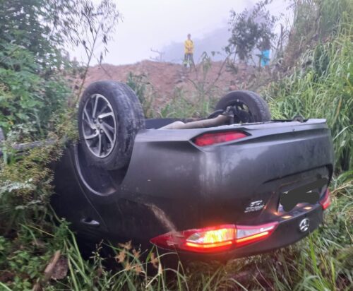 Saída de pista seguida de capotamento deixa condutora de veículo com dores pelo corpo em Gravatal