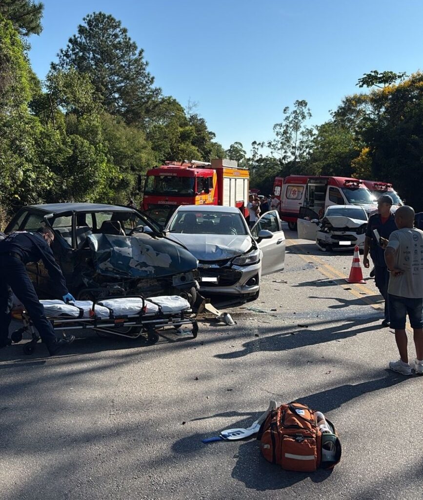Colisão frontal entre três veículos deixa feridos na BR-282 e resgate aéreo é acionado na Grande Florianópolis