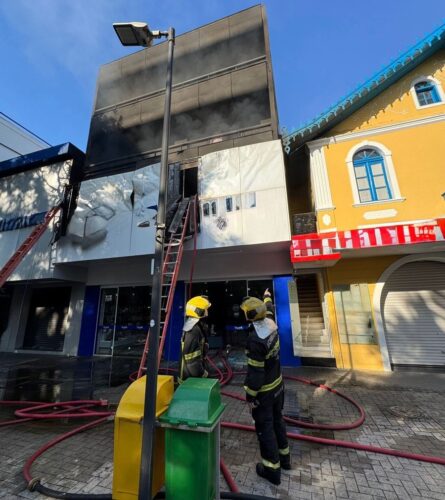 Loja é atingida por incêndio no Centro de Criciúma