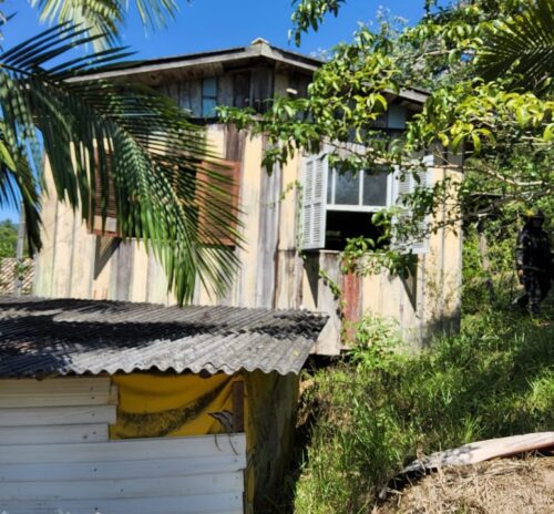 Vizinhos conseguem controlar incêndio após homem tentar atear fogo em residência em Tubarão