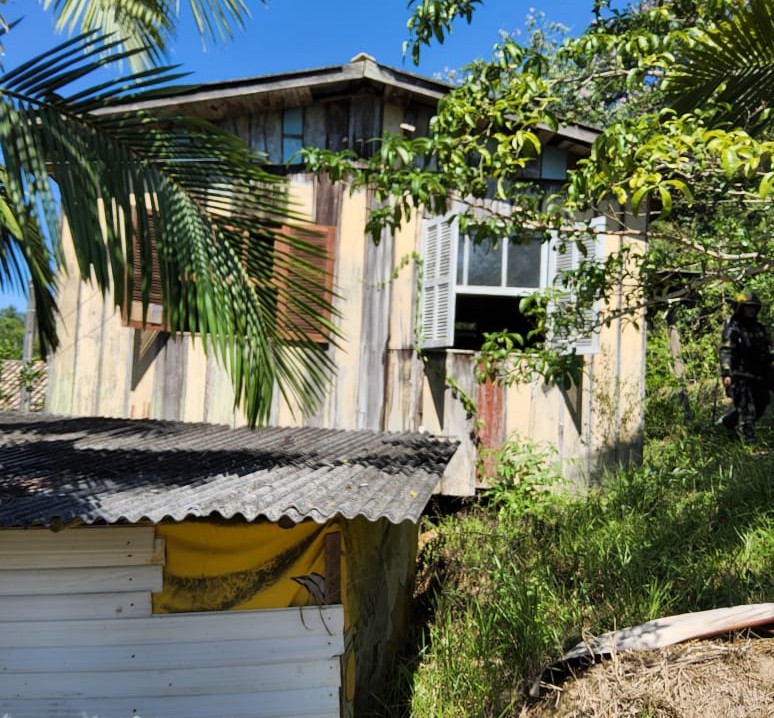 Vizinhos conseguem controlar incêndio após homem tentar atear fogo em residência em Tubarão