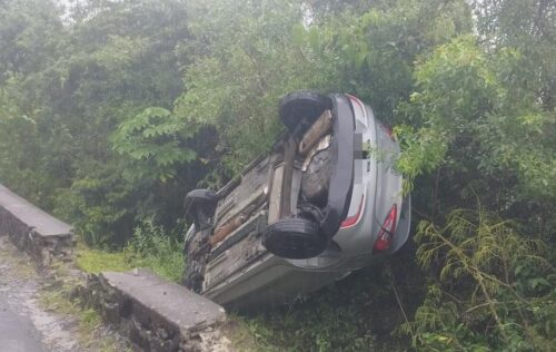 Condutora escapa ileso de derrapagem seguida de saída de pista em avenida de BC