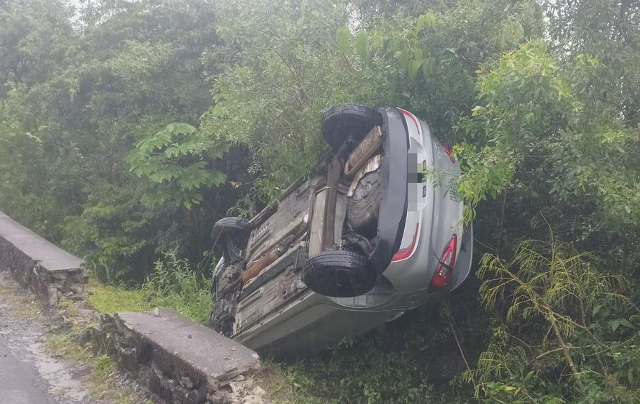 Condutora escapa ileso de derrapagem seguida de saída de pista em avenida de BC