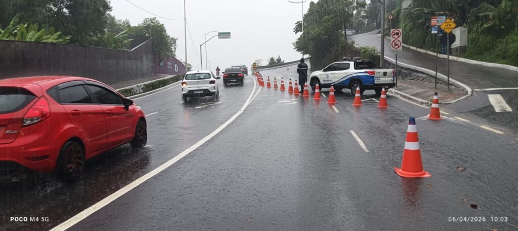 Alterações no trânsito são provocadas por chuvas intensas em BC