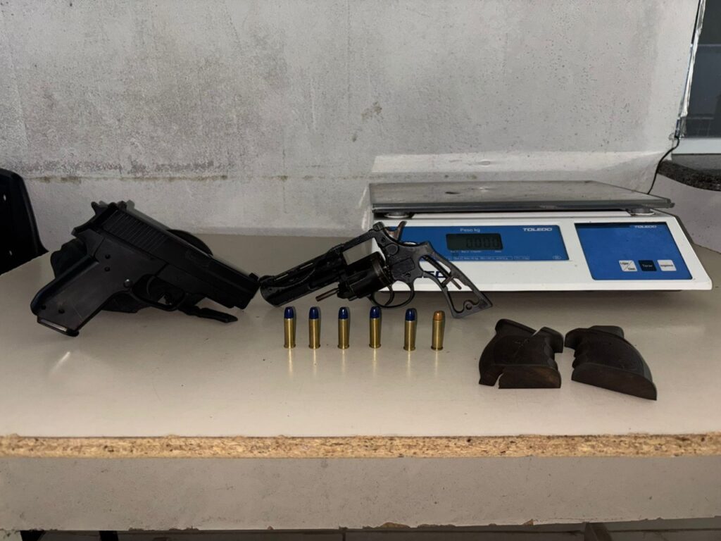 Homem pula do segundo andar de residência para fugir de abordagem policial e acaba preso em Porto Belo