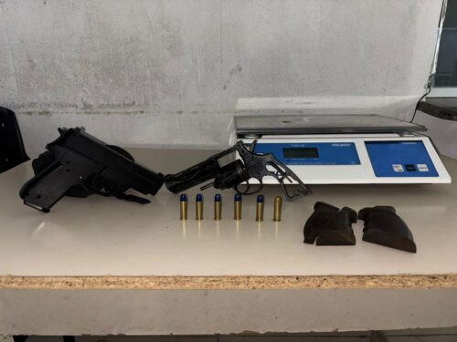 Homem pula do segundo andar de residência para fugir de abordagem policial e acaba preso em Porto Belo