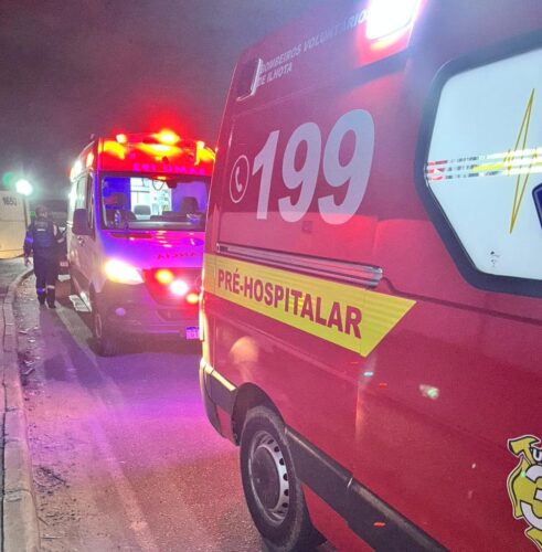 Colisão entre motocicleta e cão deixa duas pessoas feridas em Ilhota