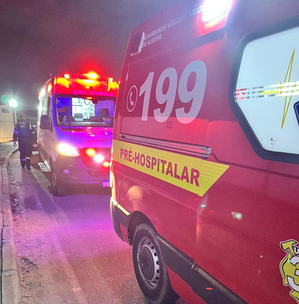 Colisão entre motocicleta e cão deixa duas pessoas feridas em Ilhota