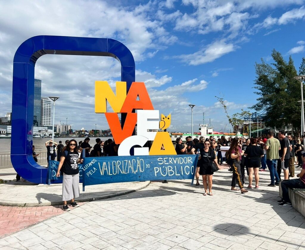 Movimento grevista dos servidores municipais realiza passeata por ruas do Centro de Navegantes