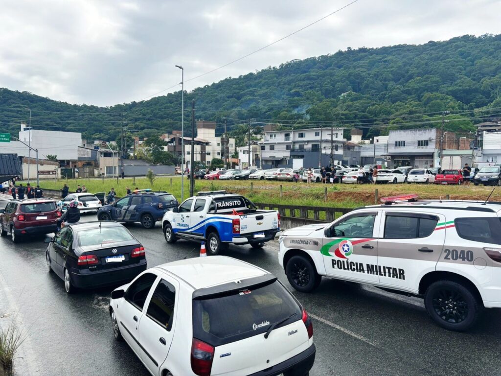 Operação conjunta flagra irregularidades e remove veículos em BC