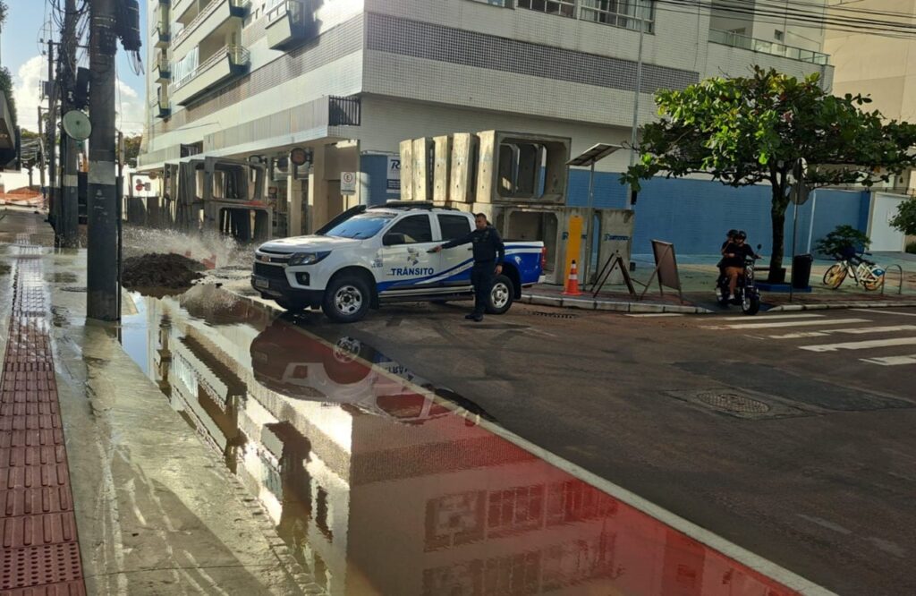 Caminhão invade área interditada e rompe tubulação de água em BC. - Foto: Divulgação/SPBC