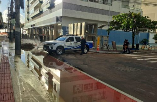 Caminhão invade área interditada e rompe tubulação de água em BC