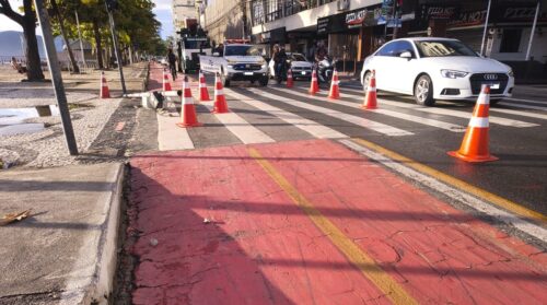 Poste é derrubado em mais um acidente com caminhão na região Central de BC