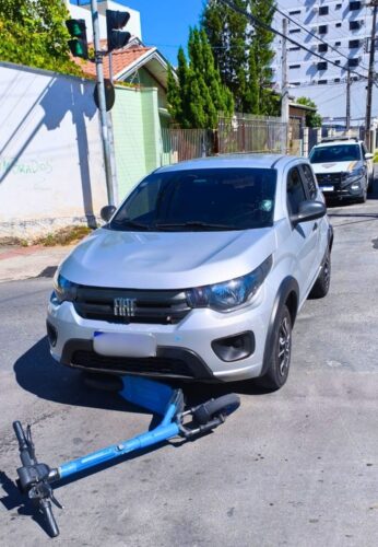 Condutora de patinete elétrico fica ferida após colisão com automóvel em Itajaí