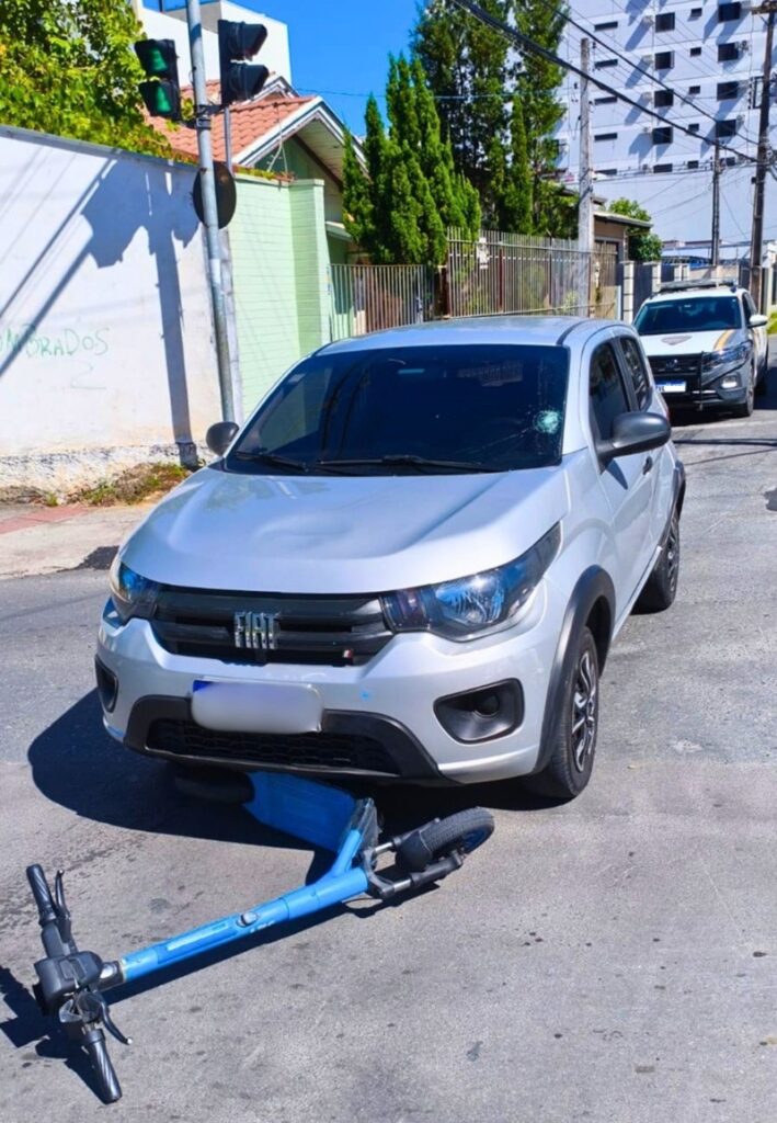 Condutora de patinete elétrico fica ferida após colisão com automóvel em Itajaí